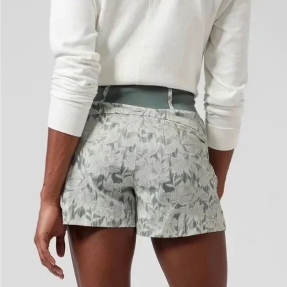 Athleta Trekkie North White/Green Floral Shorts Women’s Size 20 NWT $69 - Picture 2 of 3